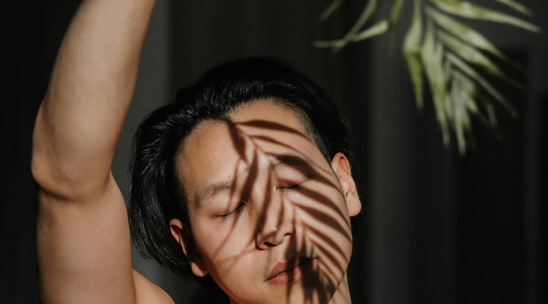 Man gebruikt Korean Skincare voor Oily Skin
