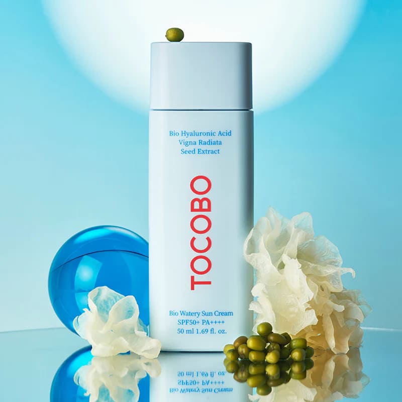 TOCOBO Bio Watery Sun Cream SPF50+ PA++++ blauwe achtergrond